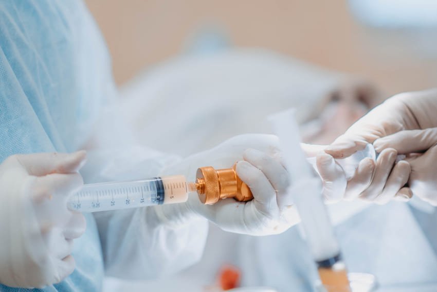 Borstvergroting met lipofilling met injectiespuit